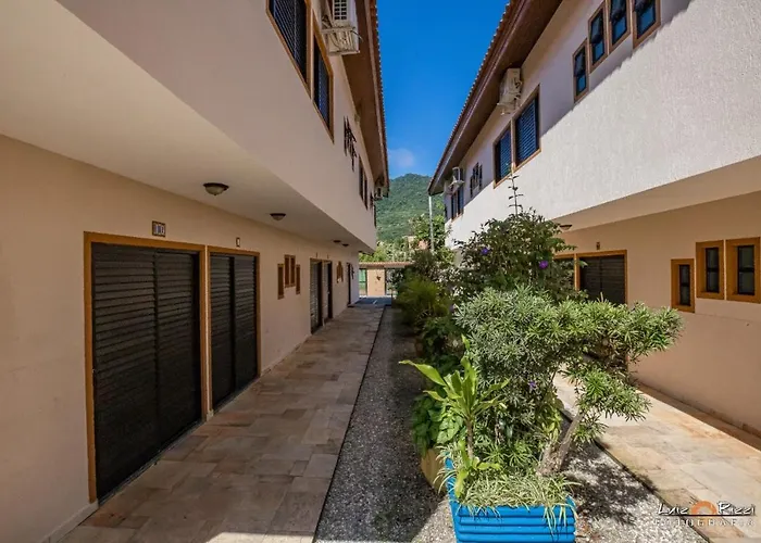 Sobrado em Condominio Maranduba